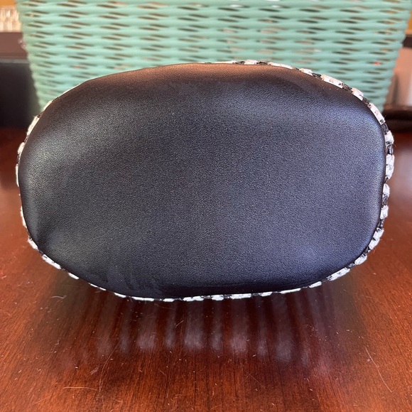 NWOT Gianni Bini Black & White Woven Handbag
Handled Tote/ Shoulder Strap - Picture 6 of 9